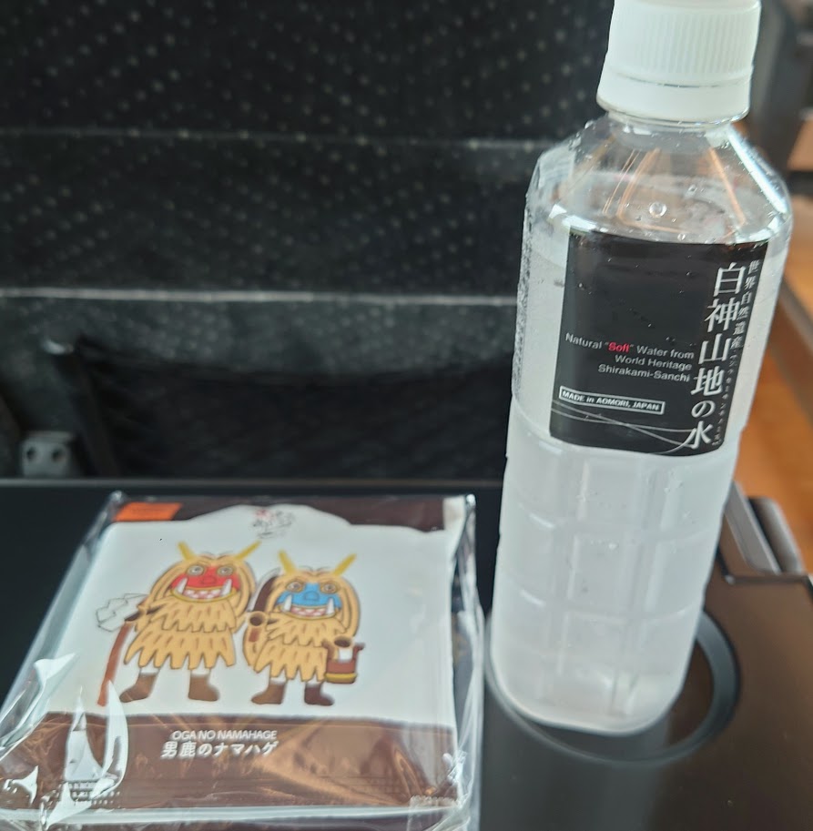 リゾートしらかみ号の車内にあるセルフレジで購入した「男鹿のナマハゲコーヒー」と「白神山地の水」